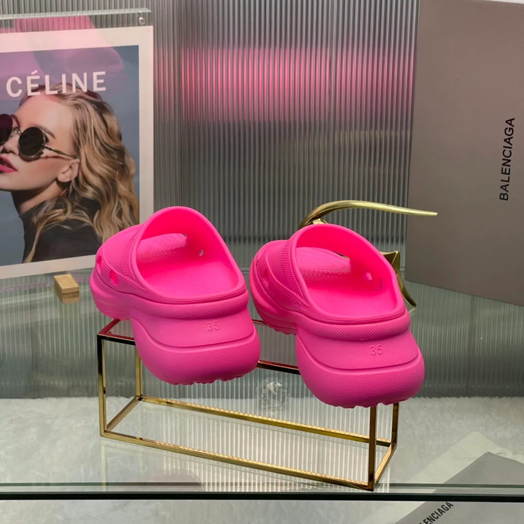 👟👟Ex-factory price 380👟👟 35-41 ‍🔥 ‍🔥 ‍🔥Balenciaga’s latest hole-in-the-wall slippers are now available! 🎉🎉🎉A sandal that is popular on Instagram, 🎊🎊🎊 and all major platforms of Xiaohongshu! Made of high-tech materials and molded in one piece, it is lightweight, wear-resistant, and waterproof! ✨✨✨ The heel height is 6CM. The colors are being added one after another to meet your various color combinations and different needs. A very cost-effective product!